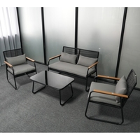 Ensemble de salon de jardin en rotin 4 pièces de luxe moderne avec chaises et table basse en acier, avec coussins, pour hôtel