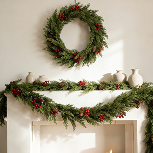 Ghirlanda Natalizia Personalizzata in PE/PVC con Foglie di Ciliegio e Rami di Pino - Decorazione da Parete Ignifuga Ecologica Fatta a Mano per Feste - Product Image 1