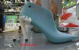 Escarpins de Soirée pour Femme, Nouveauté Personnalisée par le Fabricant, en Cuir Noir Élégant, à Bout <span class=keywords><strong>Pointu</strong></span>, Talon Aiguille, avec Ornement <span class=keywords><strong>Doré</strong></span> - Product Image 3