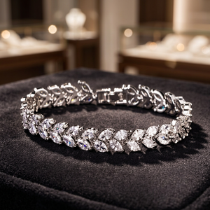 Bracelet en diamant à motif de feuille, bijoux fins de luxe, design architectural, cadeau pour femmes - Product Image 3