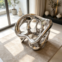 Fauteuil sculptural abstrait en fibre de verre avec finition chromée miroir, rembourrage en mousse, pour hall d'entrée moderne