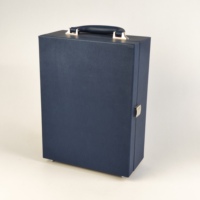 Boîte à vin en bois avec couvercle en cuir PU, insert en mousse tissée, quincaillerie métallique, logo personnalisé avec poignée pour bouteille de vin, emballage cadeau d'entreprise