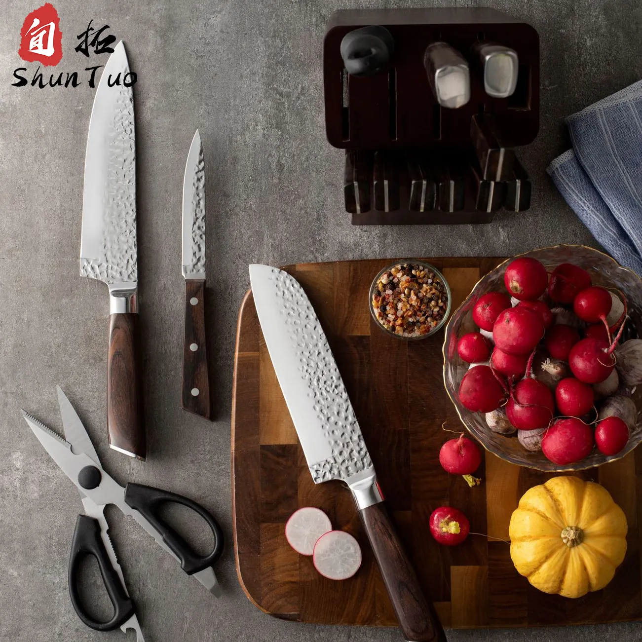 طقم سكاكين نحاسية منحوتة للجزء السفلي من الساشيمي بألوان ملونة أسود ووردي من 16 قطعة مع علبة هدايا