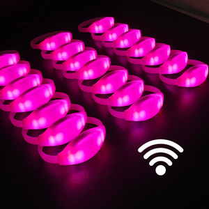 Biểu tượng tùy chỉnh 4 đèn LED Glow dây đeo cổ tay ánh sáng lên dẫn từ xa DMX kiểm soát Vòng đeo tay - Product Image 3