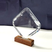 Op maat gemaakte kristallen award-trofee met houten voet, premium glazen plaquette, ideaal voor werknemerswaardering & kwartaalprijsverdeling