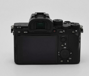 Appareil photo plein format A7M3 d'occasion — 24,2 MP + autofocus 693 points, excellent état, entièrement fonctionnel, le choix idéal pour les débutants en plein format ! - Product Image 2