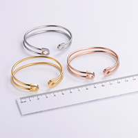 Bracelet manchette créatif et tendance en acier inoxydable plaqué or 18 carats, motif épingle de sûreté, géométrique, ajouré et ouvert pour femme