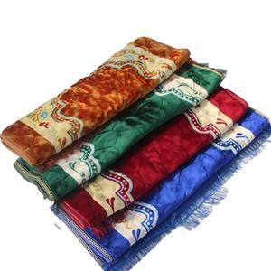 Alfombra de oración islámica tradicional plegable con una superficie suave, duradera y lavable, adecuada para el hogar, viajes y uso diario. - Product Image 1