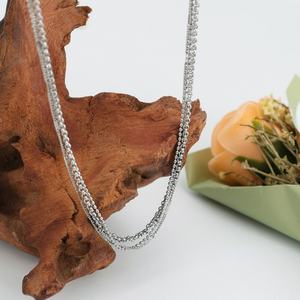 Collier pour femme en acier inoxydable plaqué or 18 carats, résistant à l'eau et inaltérable, avec chaîne fine à trois couches - Product Image 1