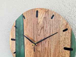Reloj de Pared Moderno de Resina y Madera, Hecho a Mano, Duradero, Elegante, Funcional, Estilizado y Decorativo, Ideal para Sala de Estar - Product Image 4