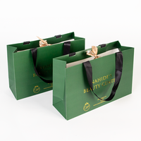 Sac en papier de luxe rose et blanc personnalisé avec poignée en ruban pour boutique, estampage à chaud, mini vêtements, fête de Noël