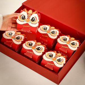 Scatola Regalo Pieghevole Piccola per il Nuovo Anno 2026, Danza del Leone, Carattere Cinese 'Fu', <span class=keywords><strong>Cartone</strong></span> Bianco Rettangolare Ecologico con Goffratura - Product Image 1