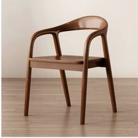 Chaise de salle à manger en bois massif de style nordique et mi-siècle avec accoudoirs et dossier, structure courbée monobloc pour salles à manger et cafés