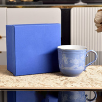 Service de table en céramique bleu floral de luxe avec bordure dorée, assiettes, bols, tasses, théière et vases en porcelaine pour une dégustation et une décoration élégantes
