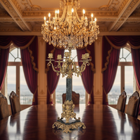 Un candélabre à sept lumières en laiton doré et marbre, style Rococo Revival, pour la décoration de la maison, des palais, des églises et les activités religieuses.