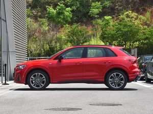 Véhicule d'<span class=keywords><strong>occasion</strong></span> <span class=keywords><strong>Audi</strong></span> <span class=keywords><strong>Q3</strong></span> - SUV compact de luxe à essence, 5 places, transmission intégrale, faible kilométrage - Offre spéciale - Product Image 4