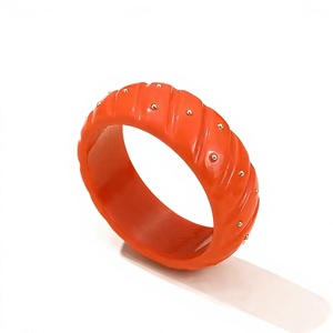 Nouveau Bracelet Manchette Géométrique en Résine Colorée de Qualité Supérieure avec Perles Dorées, Bijou Fait Main Idéal pour Fête, Mariage ou Cadeau - Product Image 3