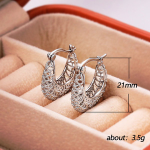Orecchini a Cerchio Vintage con Motivo Intrecciato Traforato per Donne, Accessori in Metallo per Uso Quotidiano - Product Image 5