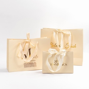 Bolsas de Papel Beige Crema de Lujo Personalizadas, Bolsas de Regalo Recicladas para Ropa con Asa de Cuerda y Logotipo Personalizado - Product Image 1