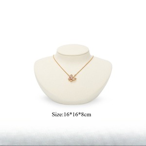 Expositor de lujo personalizado para collares, soporte de microfibra de alta gama para exhibición horizontal de collares tipo boloína. - Product Image 2