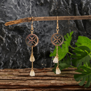 Joyería hawaiana Concha flor alambre envuelto hecho a mano jazmín pendientes de cuentas - Product Image 1