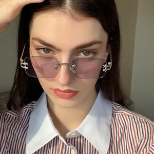 2026年 新作 カスタム リムレス 星形装飾 レディース サングラス 高品質 ラグジュアリー メタル デザイナーサングラス - Product Image 1