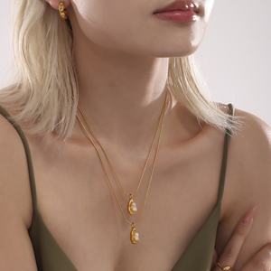 สร้อยคอจี้ผู้หญิงแบบเรียบหรู สแตนเลสสตีล ชุบทอง 18K สร้อยคอไข่มุกสุดสง่างาม - Product Image 1