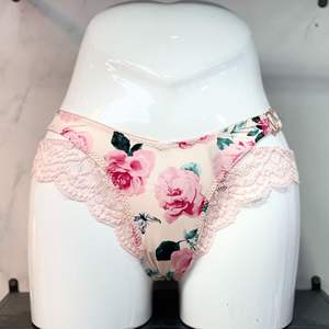 Ropa Interior Elástica Sexy y Cómoda para Mujer al por Mayor, con Encaje Estampado y Parches, Pantalones Cortos de Moda con Cierre en V - Product Image 1