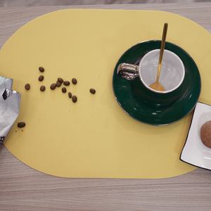 เสื่อซิลิโคนวงรีทนความร้อน1มม. แผ่นรองจานกันน้ำสำหรับโต๊ะอาหาร MOQ ต่ำโลโก้ตามสั่ง - Product Image 6