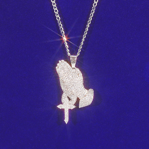 จี้รูปมืออธิษฐาน เงินแท้ 925 ชุบทอง 18k ประดับเพชรโมอิสซาไนต์สี D ระดับ VVS ผ่านการทดสอบเพชร พร้อมใบรับรอง GRA แบบ Iced Out - Product Image 1