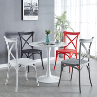 Chaises de salle à manger en plastique empilables à dossier croisé, design moderne et coloré, pour café, événements, mariages et appartements - Vente en gros