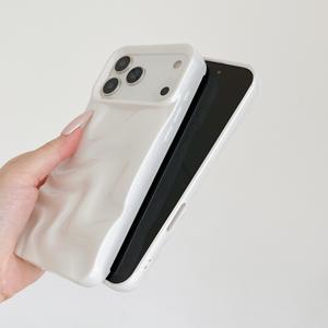 Coque pour iPhone 16 Pro avec design 3D effet ondulations d'eau froissée, compatible avec iPhone 17/14, unique et minimaliste en blanc nacré - Product Image 4