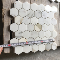 Prix bon marché taille populaire 2 "Calacatta or hexagone carreaux de céramique en marbre pour la mosaïque