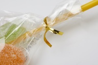 Attaches torsadées multi-usages, idéales pour l'emballage alimentaire, cadeaux et commerce de détail.