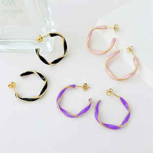 Boucles d'oreilles tendance plaquées or 18 carats en acier inoxydable avec émail, motif vague - Product Image 6