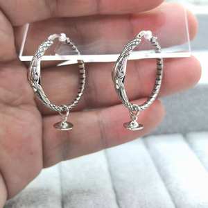 Boucles d'oreilles de haute qualité Empress Dowager Vivienne Saturn Limited Snake Circle Niche Design, mode simple et polyvalente pour femmes - Product Image 4