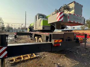 Camion grue Zoomlion d'occasion à bas prix, 220 tonnes, conforme aux normes EPA pour les travaux de construction - Product Image 5