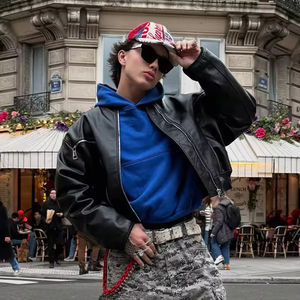 جاكيت جلدي مخصص بشعار مطرز عالي الجودة، سترة رياضية خارجية سميكة بسحاب وتصميم قصير - Product Image 1