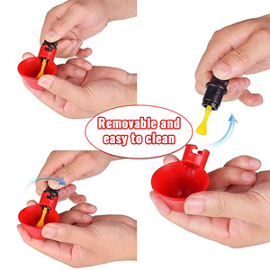 Bebedero Automático Rojo/Azul <span class=keywords><strong>para</strong></span> Gallinero con Taza <span class=keywords><strong>y</strong></span> Tornillos <span class=keywords><strong>para</strong></span> Alimentador de Aves de Corral - Product Image 4