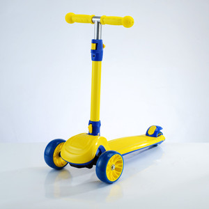 สกู๊ตเตอร์เด็ก สำหรับเด็กอายุ 1-12 ปี ปรับความสูงได้ พับเก็บได้ สามล้อ สีเหลือง สีฟ้า - Product Image 1