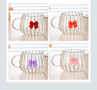 Jolie tasse en verre transparente en forme de citrouille pour les boissons, jus de fruits et café avec un design à nœud papillon