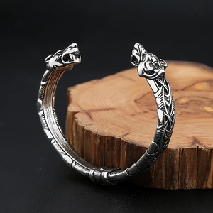 Yunnique – Bracelet Viking à double tête de loup pour hommes, en argent tibétain, en forme de C, design animal, bijoux, cadeau - Product Image 1