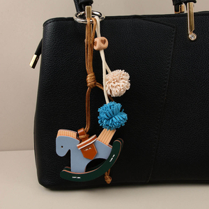 QY Llavero Caballo Mecedor De Cuero PU Colgante Para Bolso Con Bola Tejida Para Mujeres - Product Image 2