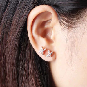Orecchini minimalisti a forma di X con zirconi per donna, gioielli alla moda in stile lettera piccola - Product Image 3