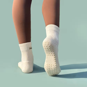 Chaussettes de Pilates de haute qualité avec logo personnalisé – Chaussettes antidérapantes unisexes, très élastiques, confortables et respirantes pour les studios de Pilates et les salles de sport - Product Image 6