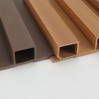 Haut grand panneau mural 202*30mm couleur teck bois texturé Wpc panneaux muraux composites cannelés lattes de plafond en bois imperméable
