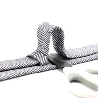 Cravate personnalisée en microfibre de polyester tissée, motif géométrique rayé, couleur anthracite et blanc, pour hommes
