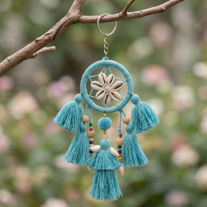 Porte-clés attrape-rêves turquoise avec pompons et pendentif décoratif en forme de fleur de coquillage - Product Image 1