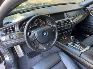รถยนต์ปี 2014 ซีรีส์ 5 รุ่น 750Li XDrive ระบบขับเคลื่อนสี่ล้อ AWD เครื่องยนต์ 4 ลิตร 4 ประตู แบบซีดาน รุ่นที่สาม กล้องมองหลัง ซันรูฟ ไฟหน้า LED เบาะหนังสีเข้ม พวงมาลัยซ้าย ระบบสัมผัส 8 จุด - Product Image 5
