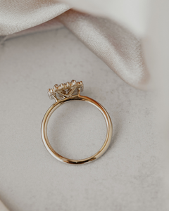 แหวนมอสซาไนต์ทรงคุชชั่น 1.50 กะรัต ประดับเพชรแชมเปญ แหวนทองคำแท้ 14K แหวนมอสซาไนต์แบบมินิมอล แหวนหมั้นทรงคุชชั่น - Product Image 2